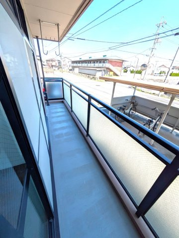 岡山市南区福島２丁目のアパートのバルコニー