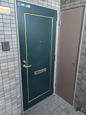 岡山市南区福島２丁目のアパートの玄関
