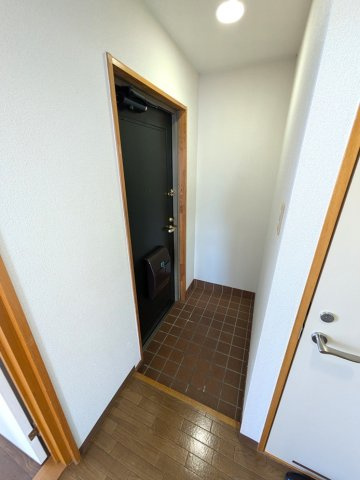 岡山市南区福島２丁目のアパートの玄関