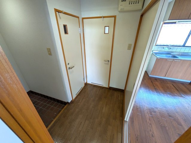 岡山市南区福島２丁目のアパートの玄関