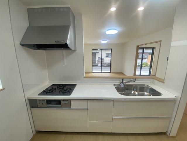ハートフルタウン 宇都宮市針ヶ谷町410番　限定１邸のキッチン|〇キッチン〇
キッチンから視線が通るリビングダイニングは自然とコミュニケーションが生まれ家族が集まる空間に。南面の大きな窓から、心地よい陽光をたっぷりと採り込みます。
※2026年10月撮影