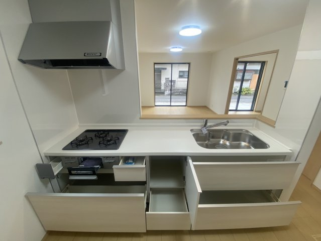 ハートフルタウン 宇都宮市針ヶ谷町410番　限定１邸のキッチン|〇キッチンから〇
大きな鍋やフライパンを収納できるスライド収納が完備されています。また、カウンターが広いので作業がしやすく、シンクやコンロなどのお手入れがしやすい仕様です。
※2026年10月撮影