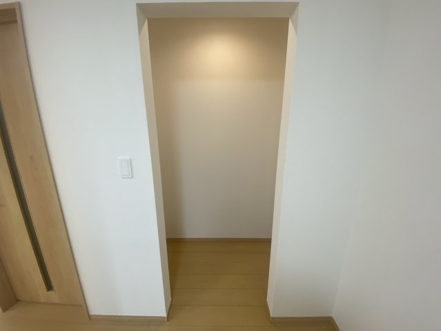 ハートフルタウン 宇都宮市針ヶ谷町410番　限定１邸の収納|〇キッチンパントリー〇
キッチン横の「パントリー」は食材を保管したり、普段使わないお料理道具を収納したりできるマルチスペースです。
※2026年10月撮影