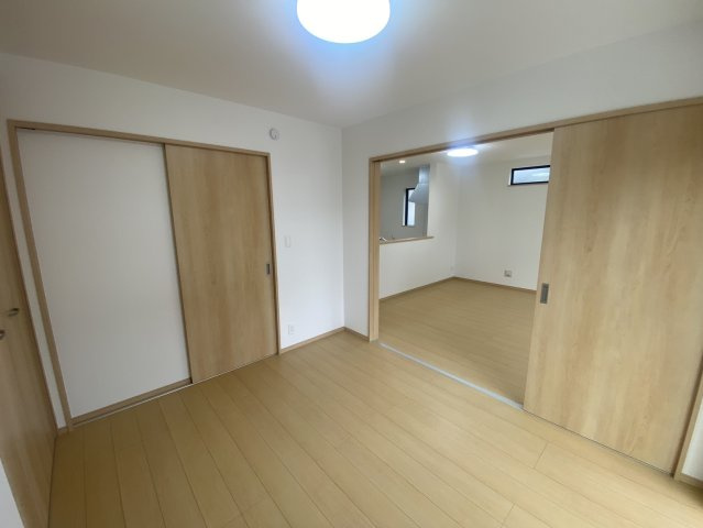 ハートフルタウン 宇都宮市針ヶ谷町410番　限定１邸の洋室|〇1F洋室5.25帖〇
玄関とリビングの二方から出入り可能♪客間としてもお使いいただける使い勝手便利な洋室です。開放するとより広い空間に感じていただけます♪
※2026年10月撮影