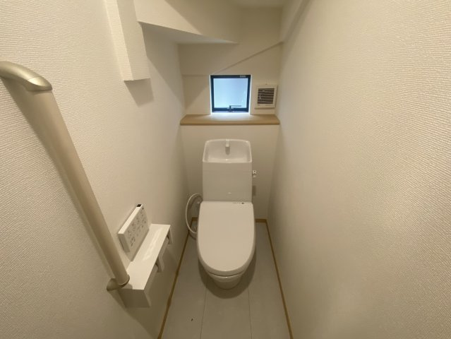 ハートフルタウン 宇都宮市針ヶ谷町410番　限定１邸のトイレ|〇トイレ〇
手すり付きで安心のトイレスペースです！快適な暖房便座は、お掃除のしやすいタイプです。
※2026年10月撮影