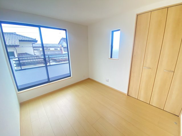 ハートフルタウン 宇都宮市針ヶ谷町410番　限定１邸の洋室|〇2F洋室6帖〇
2階の居室は日当たりも眺望もよい気持ちの良い空間♪バルコニーに繋がり広く景色を楽しめるのはもちろん、風通しが良く気分をリフレッシュできます。
※2026年6月撮影