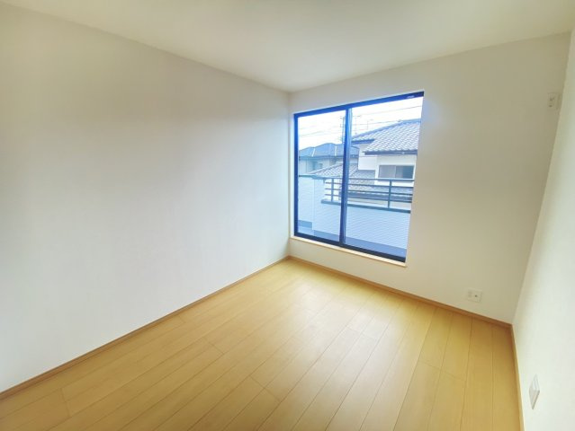 ハートフルタウン 宇都宮市針ヶ谷町410番　限定１邸の洋室|〇2F洋室5.25帖〇
バルコニーに面し明るく開放的な洋室です。バルコニーに面しているため、お洗濯干しもラクラク、明るいお部屋です。
※2026年10月撮影