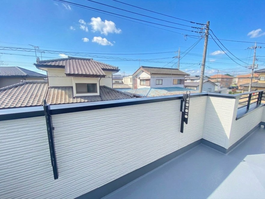 ハートフルタウン 宇都宮市針ヶ谷町410番　限定１邸のバルコニー|〇ワイドバルコニー〇
広々としたバルコニーはそれぞれの部屋から出入りできるので、家族のお布団も干しやすくなります。角度の変えられる物干し受け標準装備です。
※2026年10月撮影