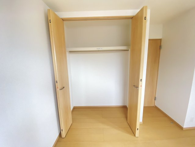 ハートフルタウン 宇都宮市針ヶ谷町410番　限定１邸の収納|〇クローゼット〇
ハンガーパイプが付いたクローゼットなので、お洋服も楽々片付けられます♪
※2026年10月撮影