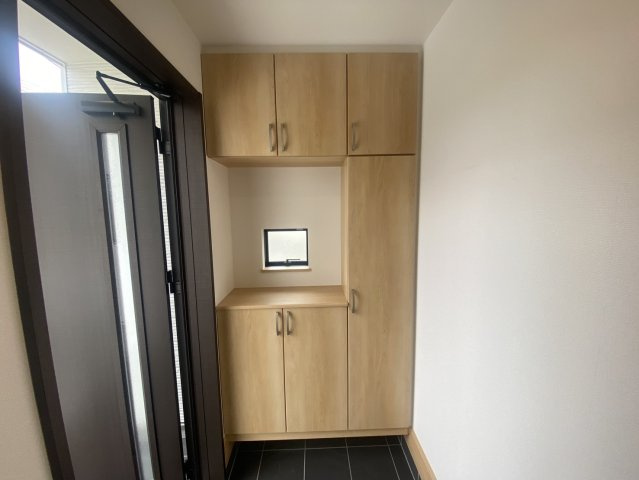 ハートフルタウン 宇都宮市針ヶ谷町410番　限定１邸の玄関|〇玄関〇
大容量コの字型玄関収納。中は全て自由に動かせる可動棚タイプのため、季節物の長いブーツや高さのあるベビーカー・ゴルフバッグなどもキレイにすっきり収納できます！
※2026年10月撮影