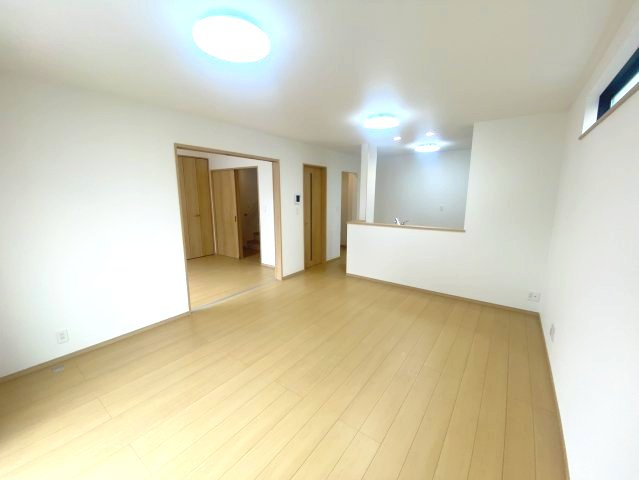 ハートフルタウン 宇都宮市針ヶ谷町410番　限定１邸の居間・リビング|〇LDK15帖〇
内装は温かみのあるナチュラルテイストに仕上げ。ソファやダイニングセットを置いても圧迫感はありません。明るい陽が入るリビングでご家族ゆったりとお寛ぎください。
※2026年10月撮影