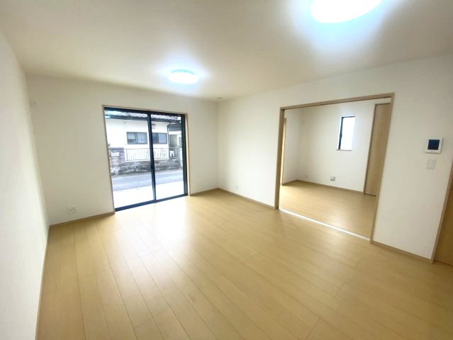 ハートフルタウン 宇都宮市針ヶ谷町410番　限定１邸の居間・リビング|〇LDK15帖〇
ご家族団らんの時間を過ごすリビングは、南側に設けた掃き出し窓からたくさんの陽光を取り入れてくれます。お隣の洋室の扉を開放すれば20帖の大空間が広がります。
※2026年10月撮影