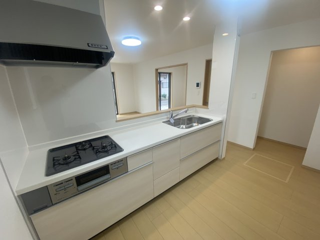 ハートフルタウン 宇都宮市針ヶ谷町410番　限定１邸のキッチン|〇キッチン〇
お料理をしながらお子様の様子を見守ることができる対面キッチンを採用。コミュニケーションがとりやすく、家族の絆が深まります。
※2026年10月撮影