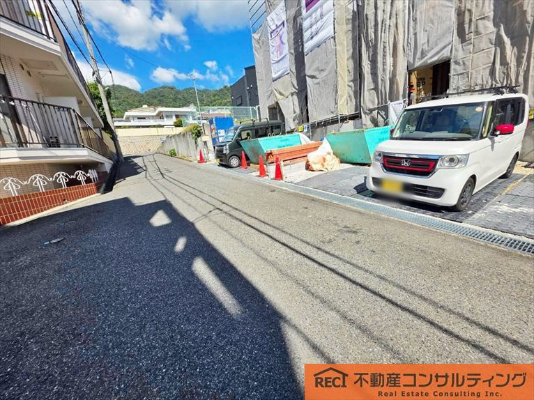 神戸市灘区鶴甲2丁目　新築戸建　1号棟の前面道路含む現地写真