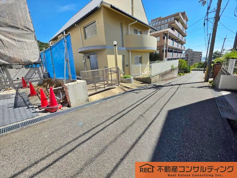 神戸市灘区鶴甲2丁目　新築戸建　1号棟の前面道路含む現地写真