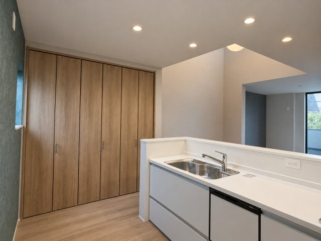 戸建 城陽市富野鷺坂山のキッチン|キッチンのすぐ横にパントリーを配置した、家事ラクな間取り♪ 必要なものをサッと取り出せる便利な収納スペースで、お料理や片付けもスムーズに！毎日の暮らしを快適にサポートします♪