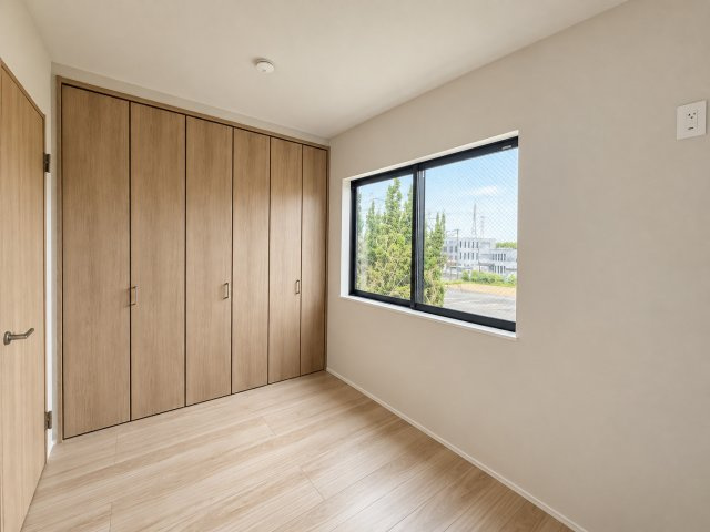 戸建 城陽市富野鷺坂山の洋室|３階北側洋室4.6帖　大きなクローゼットで収納もらくらく