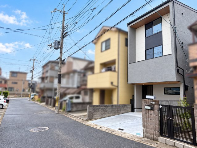 戸建 城陽市富野鷺坂山の前面道路含む現地写真|モダンな外観が目を引く3階建て住宅♪ 建物前には駐車スペースを確保！前面道路からの出入りもしやすそうな、デザイン性と実用性を兼ね備えた住まいです♪