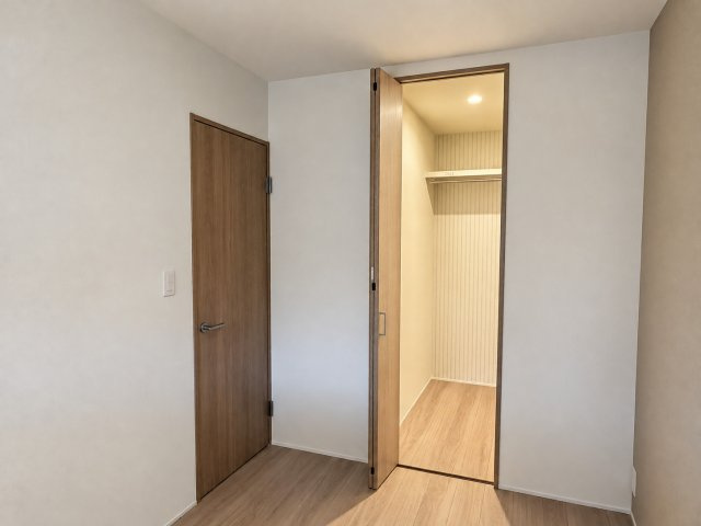 戸建 城陽市富野鷺坂山の収納|１階洋室のウォークインクローゼット！たっぷり収納
