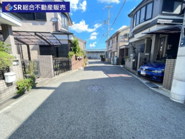 新家中町中古戸建の前面道路含む現地写真|当日予約も大歓迎です！土日祝、雨の日やお子様連れのお客様の送迎も可能ですのでお気になさらずお問合せ下さい。お仕事終わりのお時間にも柔軟に対応致しますのでお気軽にお申し付け下さいませ。