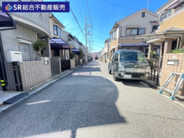 新家中町中古戸建の前面道路含む現地写真|リフォームや住宅ローン・東大阪市の不動産の事なら弊社にお任せ下さいませ！
各地域の特徴・グルメ・裏道やその他、細かい情報等も熟知した
東大阪市出身のスタッフが新生活を送るお客様をサポート致します！