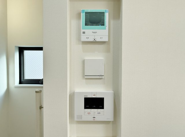 練馬区豊玉北1丁目 全2棟 2号棟の設備|【床暖房】
空気を汚さずに足元から暖かい床暖房が標準装備です
【TVモニター付きインターホン】
来訪者の声と顔を確認後鍵を解錠することができるTVモニター付きインターホン完備