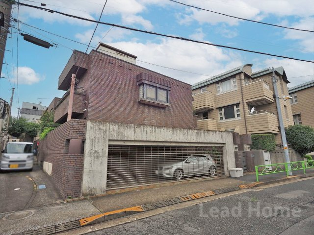 【外観】 | 目黒区東が丘2丁目 | 青空が広がる閑静な住宅街！陽当たりや風通しをたっぷり取り込める心地よい住まいを設計できます♪