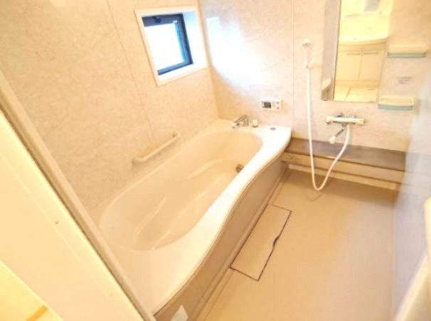 【浴室】 | リビングタウン泉大津C棟 | ※イメージ　反転タイプのお部屋の写真