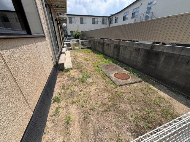 アンビシャス・キシ B棟の庭