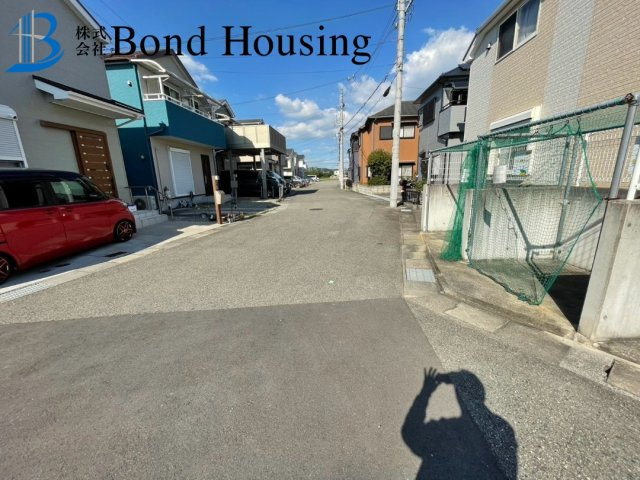 南東角地につき開放的です　玉津町今津　築15年の前面道路含む現地写真