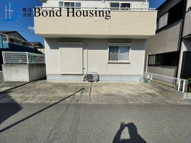 南東角地につき開放的です　玉津町今津　築15年の駐車場