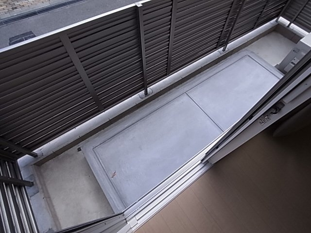 神戸市須磨区潮見台町５丁目のアパートのバルコニー