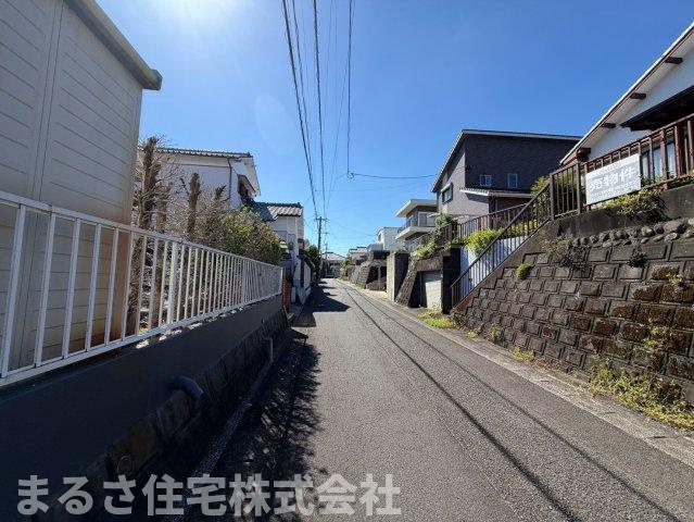 桜ヶ丘町　土地　解体更地渡しの前面道路含む現地写真