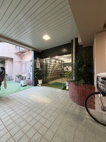 中野区本町４丁目の中古マンションのエントランス