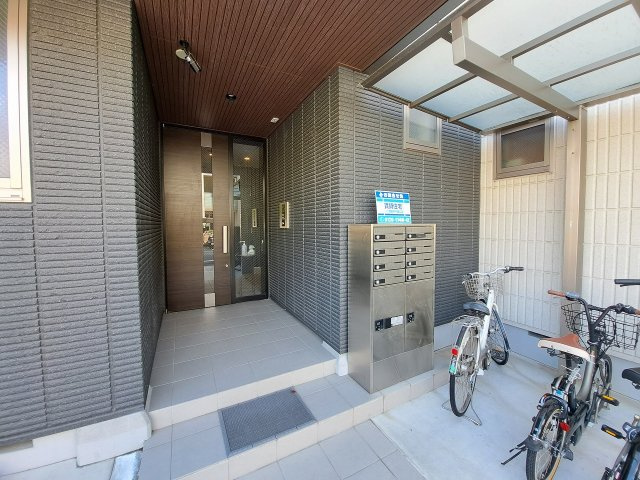セラヴィ甲子園のエントランス