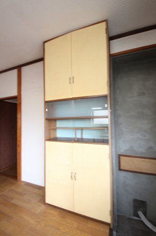 鹿沼市東町貸家の収納|キッチンの備えつけ食器棚です