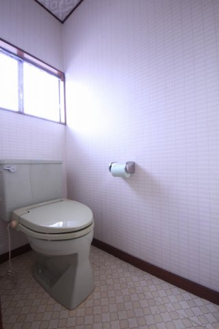 鹿沼市東町貸家のトイレ|各階にトイレがございます