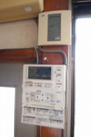 鹿沼市東町貸家の設備|上：太陽光発電パネル　下：エコキュートパネル