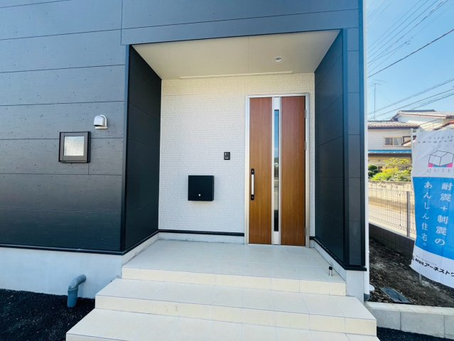 【Cradle garden】栃木市薗部町 第14 全1棟の玄関|〇玄関アプローチ〇
安全な暮らしに欠かせない防犯カメラとTVモニター付きインターホン、ダイヤル式ポストを玄関に標準装備！使いやすさと安心感を兼ね備えた、どなたでも心地よく暮らせる充実のラインナップ。