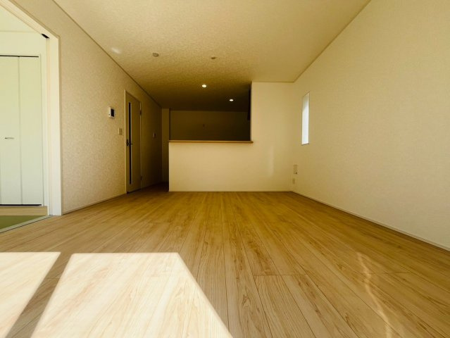 【Cradle garden】栃木市薗部町 第14 全1棟の居間・リビング|〇LDK15帖〇
ご家族みんながゆったりくつろげる広々リビング♪ゆとりある空間が、日常を心地よいひとときに変えてくれます。
※2026年10月撮影