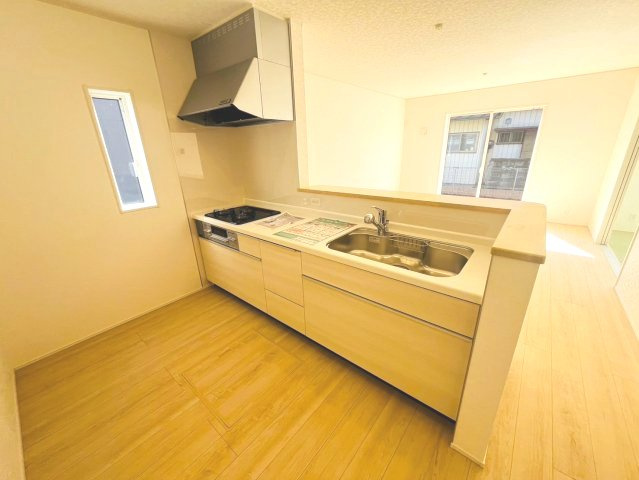 【Cradle garden】栃木市薗部町 第14 全1棟のキッチン|〇キッチン〇
キッチンから視線が通るリビングダイニングは自然とコミュニケーションが生まれ家族が集まる空間に。南面の大きな窓から、心地よい陽光をたっぷりと採り込みます。
※2026年10月撮影