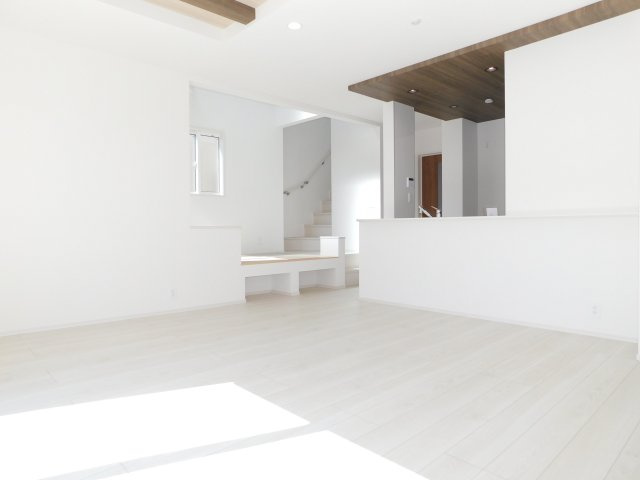 名古屋市港区春田野２丁目の新築一戸建の居間・リビング|◇リビング◇　　南面で明るいリビング１９．３７５帖　小上がりマルチスキップ付き♪