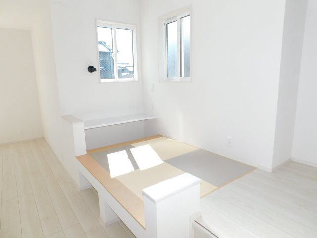 名古屋市港区春田野２丁目の新築一戸建の居間・リビング|◇マルチスキップ◇　　小上がりのカウンター付きマルチスキップはお子様の遊び場や、ワークスペースなど多用途に利用できます♪