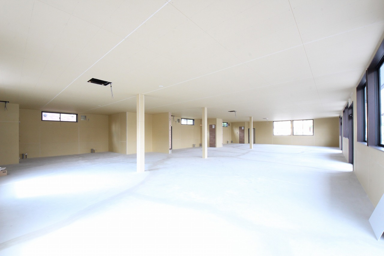 鹿沼市上野町テナントのロビー|１号室入口から３号室方向