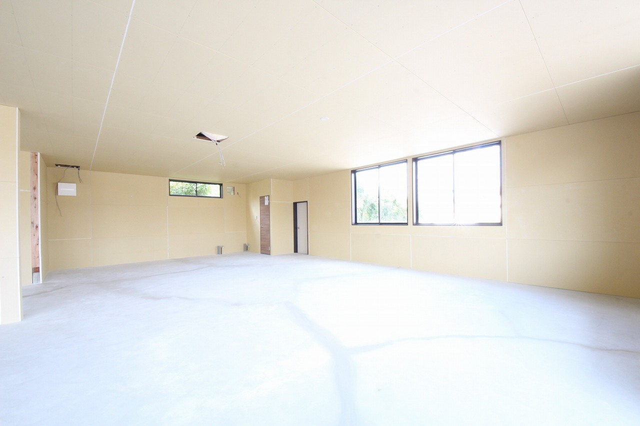 鹿沼市上野町テナントのロビー|3号室入口を背にして非常口方向