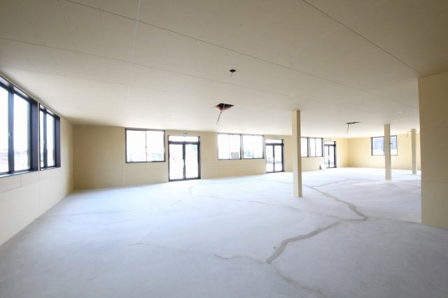 鹿沼市上野町テナントのロビー|入口に向かって
