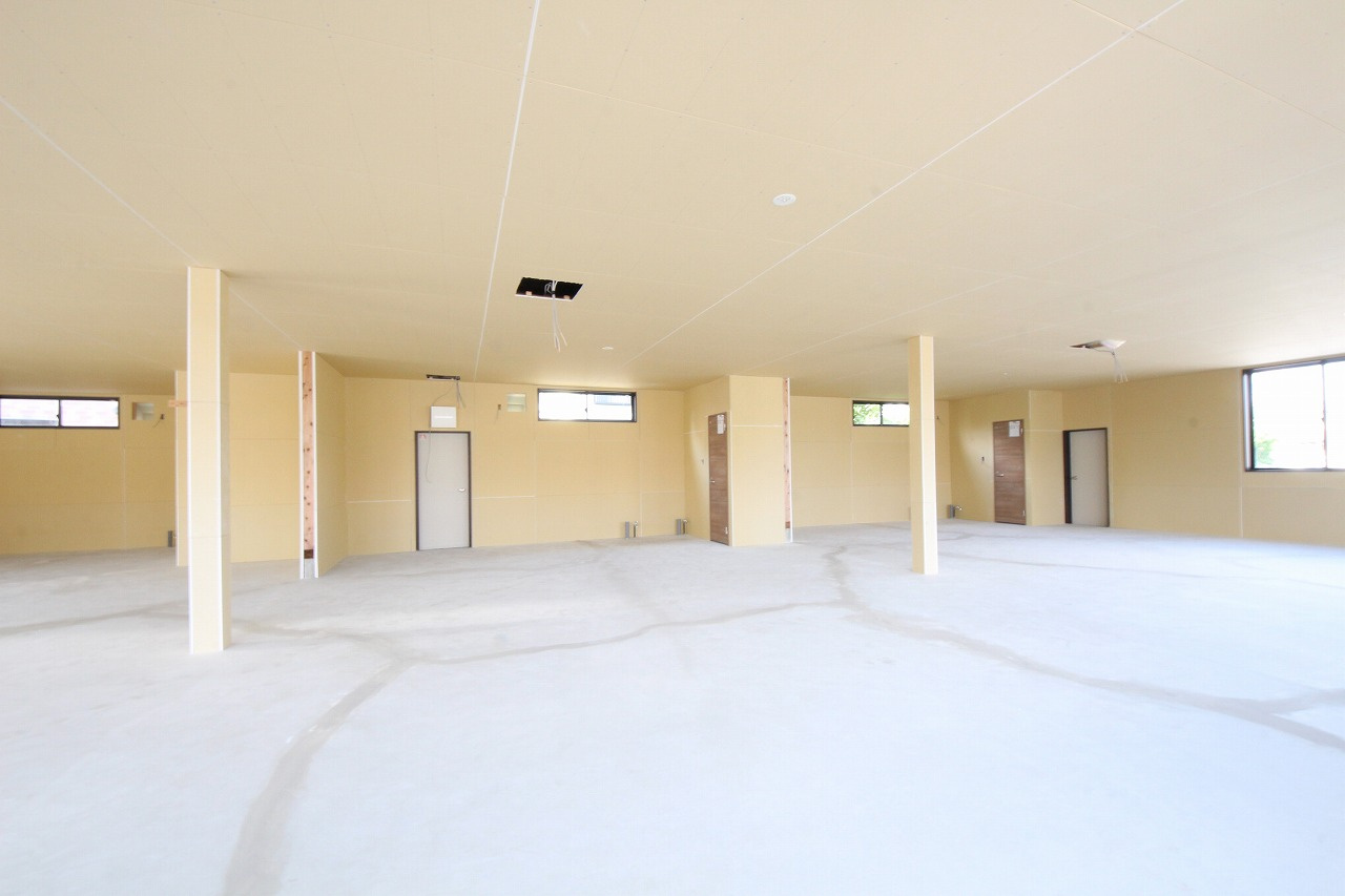 鹿沼市上野町テナントのロビー|２号室入口を背にして非常口方向