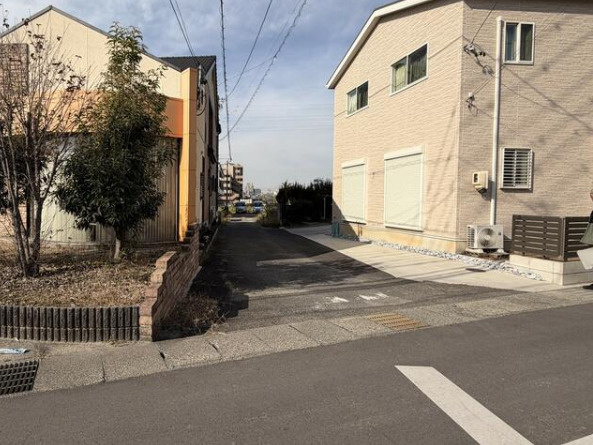 大府市 東新町２丁目　売り土地の前面道路含む現地写真