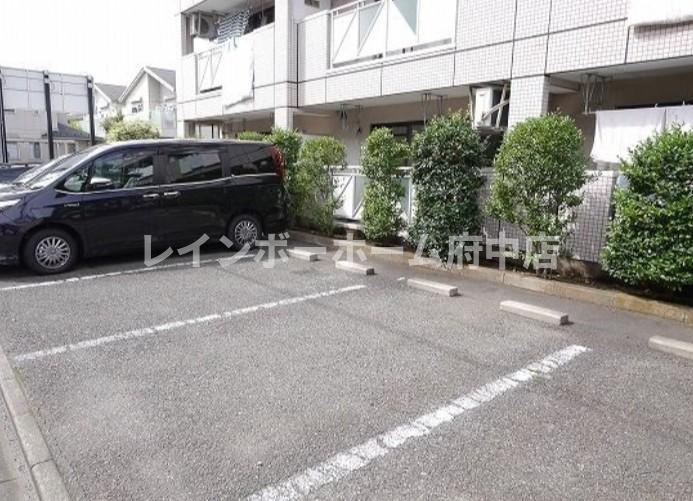 ドミールシャルムの駐車場