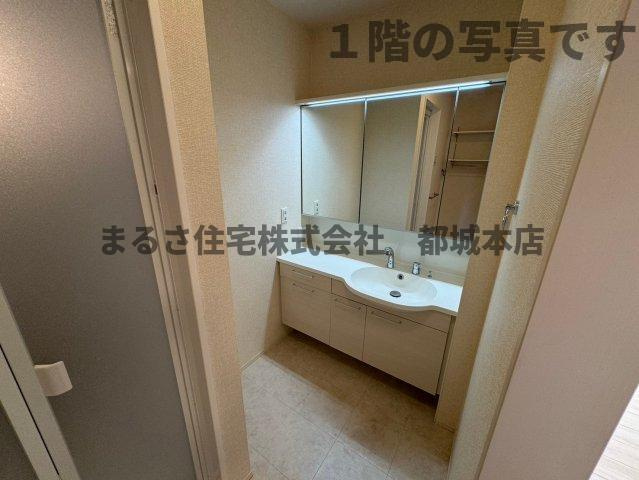 メゾン・ド・フルールの洗面所|１階の写真です